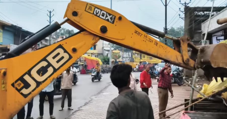 राखी से पहले शनिचरी बाजार में निगम की कार्रवाई, दुकानदारों का सामान हटाने पर भड़की नाराजगी