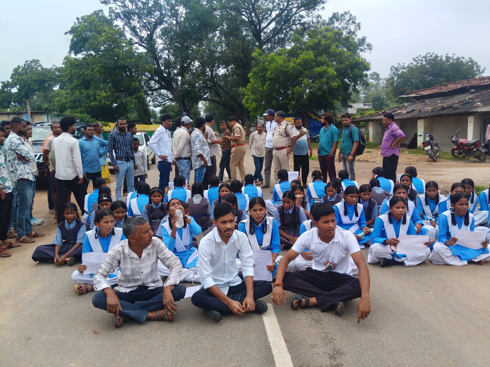 भूनेश्वरपुर कन्या छात्रावास की बदहाल व्यवस्था पर फूटा छात्राओं का गुस्सा, सड़क पर बैठकर लगाई गुहार—“हमें खाना दो, सुरक्षा दो”