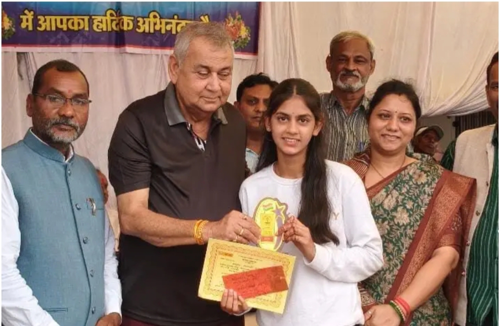 नेवरा में विकास की नई पहल: छात्राओं को साइकिल, स्वच्छता के लिए डस्टबिन और बालिका शौचालय का भूमिपूजन