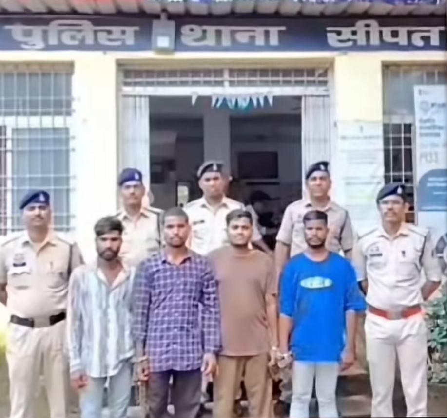 शराब के लिए पैसे नहीं दिए तो आरक्षक पर टूट पड़े आरोपी! रास्ते में रोककर डंडे से पीटा, बाइक में की तोड़फोड़
