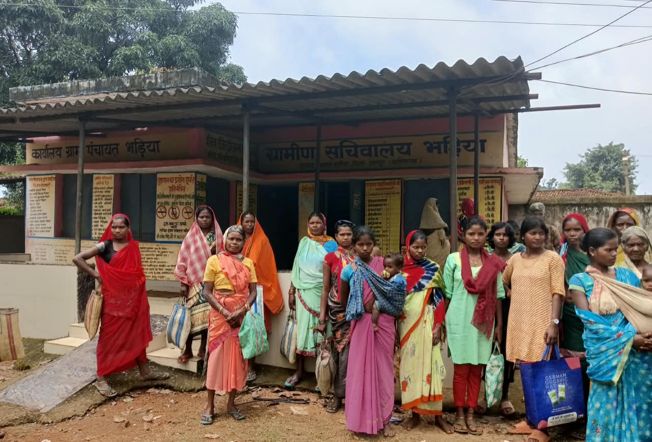 तीन दिन से बुला रहे, फिर भी नहीं मिला चावल! PDS दुकान के बाहर घंटों इंतजार करती रहीं महिलाएं, व्यवस्था पर उठे गंभीर सवाल