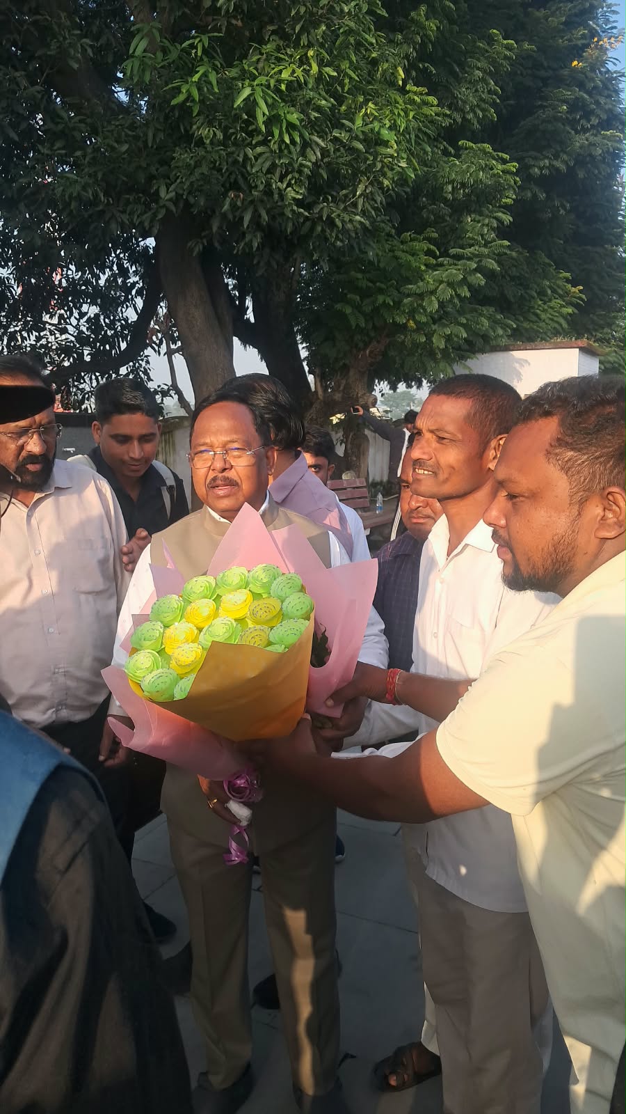 बैकुंठपुर रोड रेलवे स्टेशन पर प्रभारी मंत्री रामविचार नेताम का भव्य स्वागत, कृष्णा प्रजापति रहे मौजूद