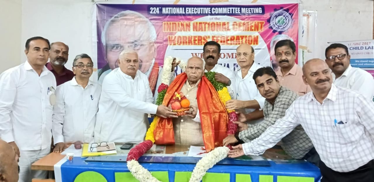 BREAKING NEWS: सीमेंट कर्मचारियों की मांगों पर INTUC सख्त, ठेका मजदूरों के अधिकारों पर आर-पार की लड़ाई के संकेत; समझौता नहीं हुआ तो आंदोलन की चेतावनी